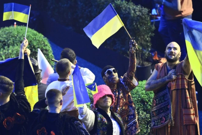 Des membres du groupe ukrainien Kalush Orchestra fêtent leur qualification lors de la première demi-finale de l'Eurovision à Turin, le 10 mai 2022