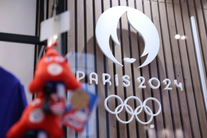 Le logo des Jeux olympiques et paralympiques de Paris 2024 s'affiche au Forum des Halles, en plein centre de la capitale, le 15 novembre 2022