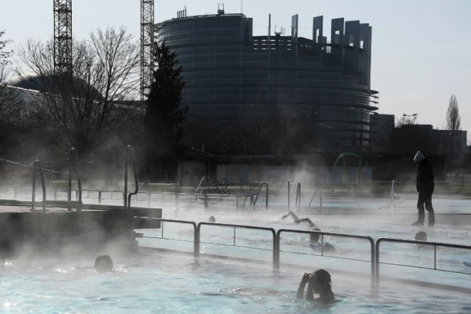 Des nageurs bravent le froid dans une piscine extérieure près du Parlement européen à Strasbourg le 26 février 2018