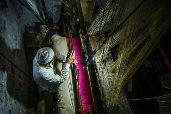 Tissage traditionnel d'un sari sur un métier à bras dans un atelier de Varanasi, le 20 novembre 2021 en Inde