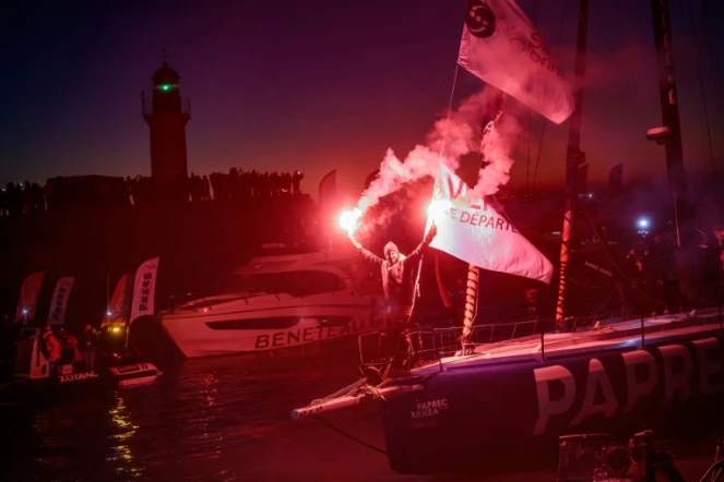 Le skippeur français Yoann Richomme, sur son monocoque Imoca 60 Paprec Arkéa, entre dans le chenal pour terminer à la deuxième place de la 10e édition du Vendée Globe, aux Sables-d'Olonne, le 15 janvier 2025