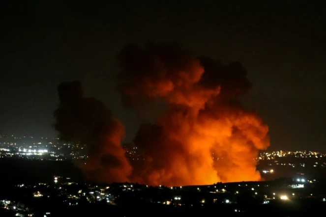 Un nuage de fumée s'élève de la région de Zawtar dans le sud du Liban après une frappe israélienne, le 21 septembre 2024