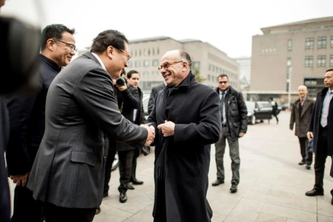 Le Premier ministre français Bernard Cazeneuve accueilli par le vice-ministre de l'Education Hao Ping à son arrivée le 21 février 2017 à l'université Beida à Pékin