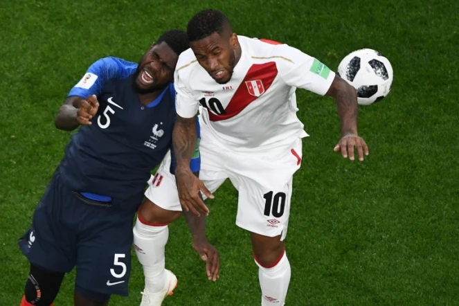 L'attaquant du Pérou Jefferson Farfan marqué par le défenseur français Samuel Umtiti à Ekaterinbourg, le 21 juin 2018