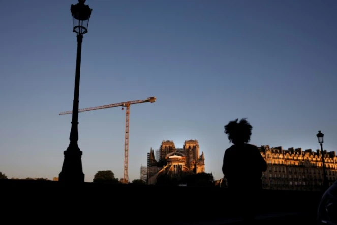 Vue de Notre-Dame de Paris, le 14 avril 2020 au lever du soleil, la veille de la date anniversaire de l'incendie