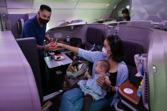 Un couple et ses enfants déjeune dans un A380 à l'aéroport Changi de Singapour, le 24 octobre 2020
