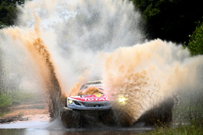 La Peugeot de Stéphane Peterhansel prise dans une flaque d'eau sur la route de la 2e étape du Dakar, vers Resistencia, le 2 janvier 2017