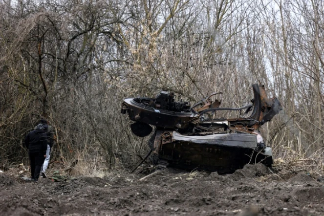 Un char russe détruit dans le village ukrainien de Lukianivka près de Kiev le 30 mars 2022