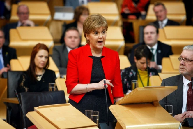 La Première ministre écossaise Nicola Sturgeon le 21 mars 2017 devant le parlement à Edimburg