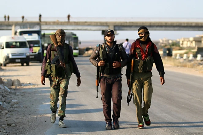 Des combattants rebelles syriens évacués de la province de Qouneitra, arrivent au passage de Morek, le 21 juillet 2018
