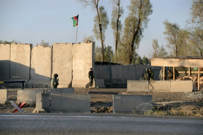 Des personnels de sécurité montent la garde près de l'aéroport de Kandahar le 9 décembre 2015
