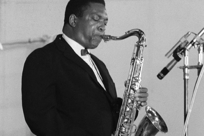 Photo non datée du saxophoniste ténor américain John Coltrane en concert à Paris
