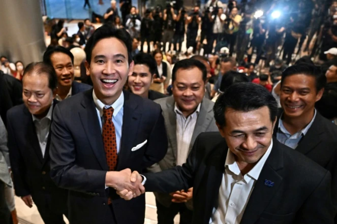 Pita Limjaroenrat (2e G) et le chef du Parti Puea Thai Chonlanan Srikaew (D) à Bangkok le 17 juillet 2023