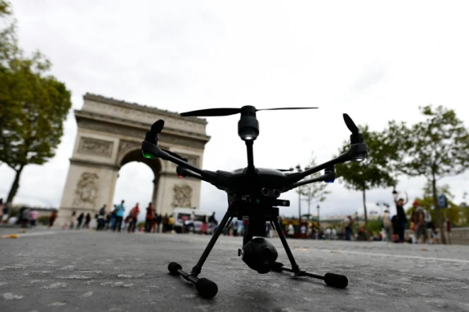 Un drone sur les Champs-Elysées, le 4 septembre 2016 à Paris