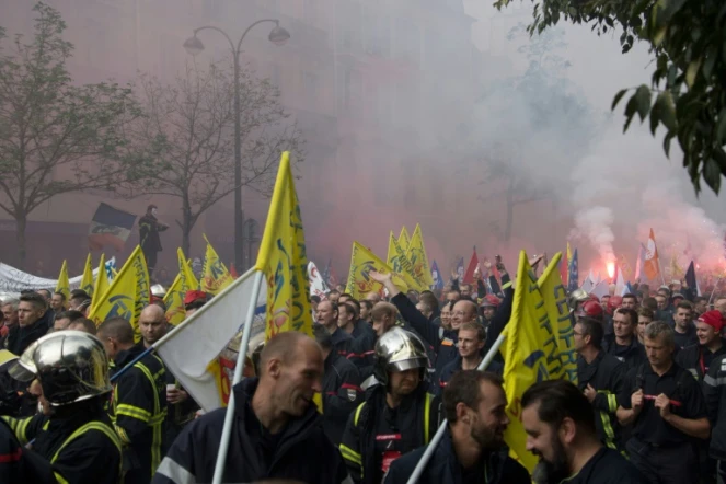 Des milliers de pompiers professionnels défilent à Paris pour dénoncer le manque d'effectifs et de reconnaissance de leur profession, le 15 octobre 2019