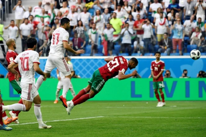 Le Marocain Aziz Bouhaddouz inscrit un but contre son camp contre l'Iran lors du Mondial, le 15 juin 2018 à Saint-Pétersbourg