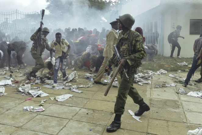 Incidents autour du stade où doit avoir lieu la cérémonie d'investiture du président kényan Uhuru Kenyatta, le 28 novembre 2017 à Nairobi