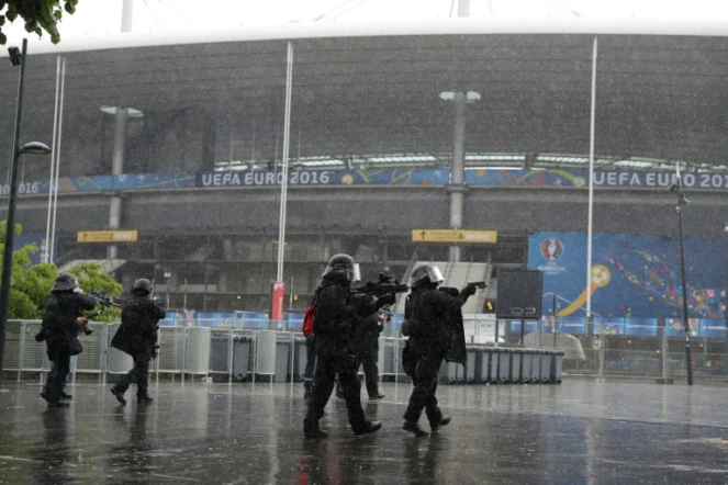 Des membres du Raid lors d'une simulation d'attaque terroriste, le 31 mai au Stade de France