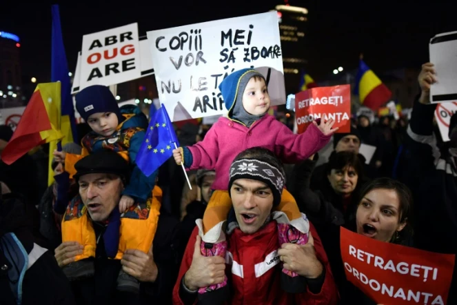 Des Roumains manifestent contre un assouplissement de la législation anticorruption, le 3 février 2017 à Bucarest 