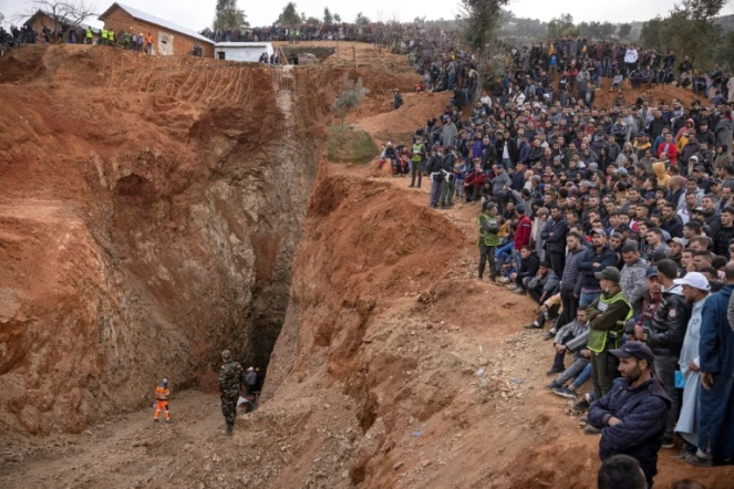Des équipes de secours tentent d'extraire Rayan, un enfant de cinq ans tombé dans un puits profond, près de Bab Berred, dans le nord du Maroc, le 4 février 2022