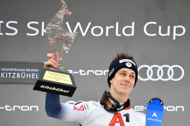 Clément Noël célèbre sa 3e place au slalom de Coupe du monde de Kitzbühel, en Autriche, le 26 janvier 2020