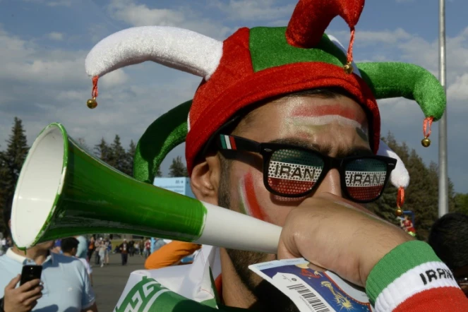 Un supporter iranien avec une vuvuzela avant le match contre le Maroc à Saint-Pétersbourg, le 15 juin 2018