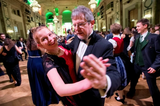 Edgar Kogler, un "taxi danseur" de 49 ans avec une partenaire lors d'un bal au palais Hofburg, en Autriche, le 2 février 2018