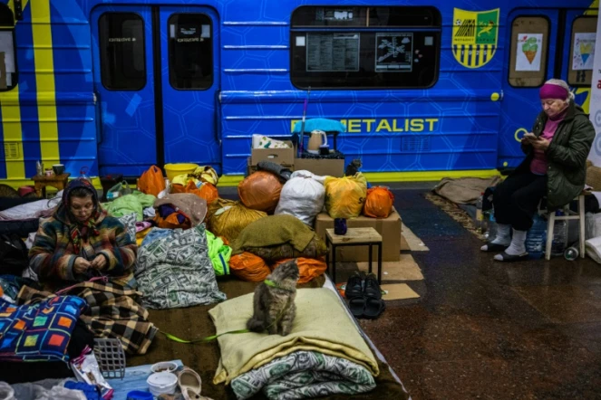 Des habitants de Kharkiv, en Ukraine, trouvent refuge dans une station de métro, le 19 mai 2022