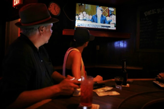Des gens regardent l'audition Kavanaugh dans un bar de Los Angeles le 27 septembre 2018