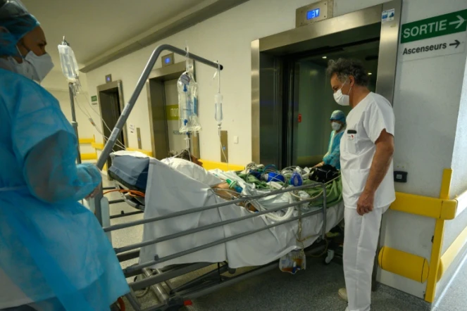 Un patient contaminé par le Covid-19 est transféré en soins intensifs, le 17 avril 2020 à l'hôpital Emile Muller de Mulhouse