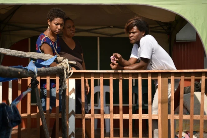 Kapera Patrick (d) vit avec d'autres homosexuels dans le village de Hanuabada, le 15 novembre 2018 à Port Moresby, en Papouasie-Nouvelle Guinée