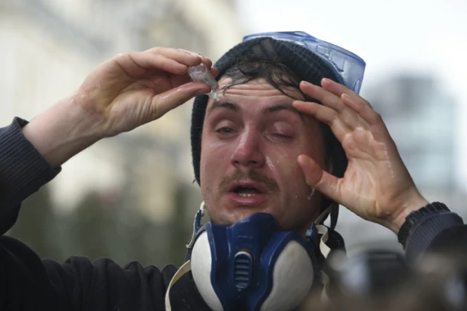 Un manifestant nettoie ses yeux au sérum physiologique après avoir reçu des gaz lacrymogènes, à Rennes, le 9 avril 2016 lors de la manifestation contre la loi travail