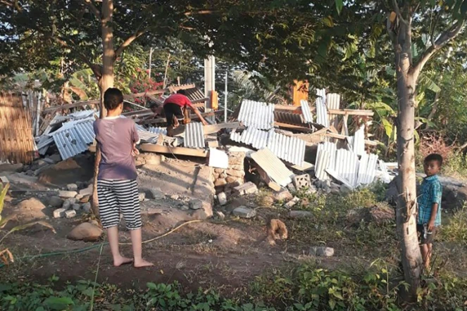 Des Indonésiens parmi les décombres de maisons à Lombok, en Indonésie, après un séisme de magnitude 6.4, le 29 juillet 2018 (photo transmise par l'agence de gestion des catastrophes indonésienne)