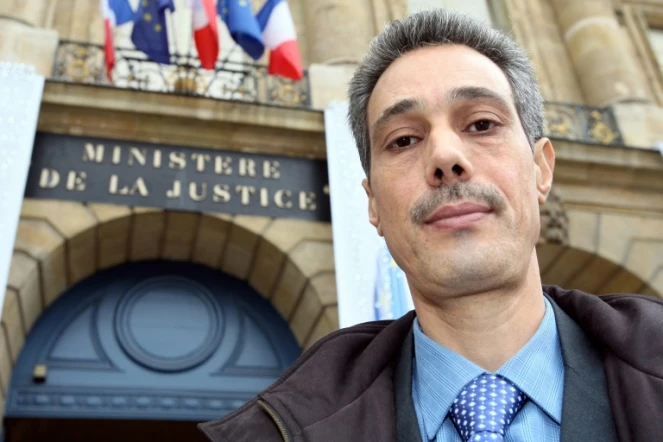 Photo de Omar Raddad, prise devant le ministère de la Justice, le 1er décembre 2008