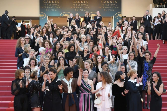 Quatre-vingt-deux stars et femmes du 7e art, dont la présidente du jury Cate Blanchett et la réalisatrice Agnès Varda, ont réclamé samedi "l'égalité salariale" dans le cinéma, lors d'une montée des marches inédite et 100% féminine au Festival de Cannes