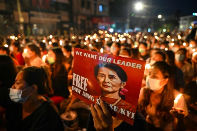 Un portrait d'Aung San Suu Kyi lors d'une veillée en hommage aux personnes tuées pendant les manifestations contre le coup d'Etat en Birmanie, le 13 mars 2021 à Rangoun