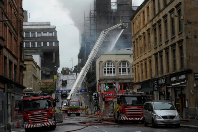 Des pompiers au travail pour éteindre l'incendie de la prestigieuse école d'art de Glasgow en Ecosse, le 16 juin 2018