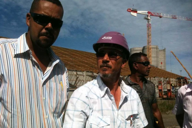 Lundi 19 avril 2010: Franck Legros (au centre) devant le chantier du terminal céréalier du Port