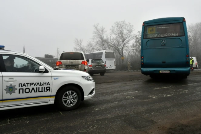 Des autocars arrivent à Odradivka avant un échange de prisonniers entre l'Ukraine et les séparatistes pro-russes, le 29 décembre 2019