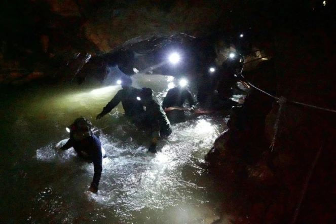Des plongeurs de la marine royale thaïlandaise inspectent un tunnel de la grotte de Tham Luang, où sont bloqués 12 enfants et leur entraîneur de football, le 1er juillet 2018 près de Chiang Rai