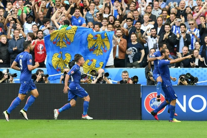 Giorgio Chiellini (d) a ouvert le score pour l'Italie face à l'Espagne en 8e de finale de l'Euro au Stade de France, le 27 juin 2016