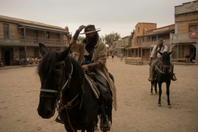 Des acteurs se produisent lors du festival du film western d'Almería aux studios de cinéma Fort Bravo à Tabernas, en Espagne, le 11 octobre 2024