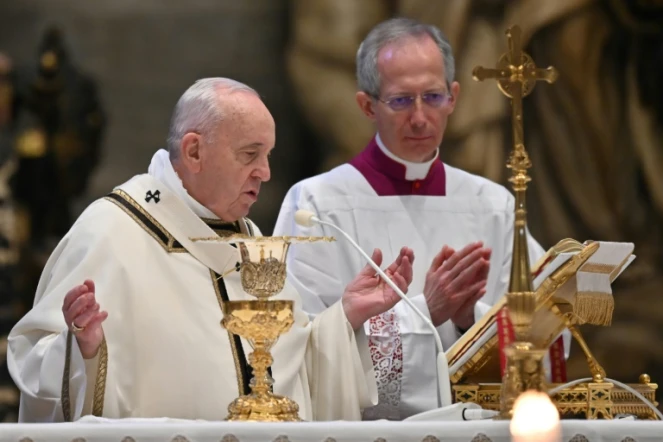 Le pape François célèbre la masse de Pâques dans la Basilique Saint-Pierre fermée aux fidèles, le 12 avril 2020 au Vatican