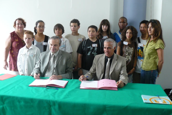 Jeudi 29 avril 2010: Signature de la convention de partenariat entre l'Académie de La Réunion et les Taaf (photo: Rectorat)