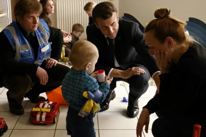 Emmanuel Macron visite un centre de réfugiés ukrainiens à La Pommeraye, dans le Maine-et-Loire, le 15 mars 2022