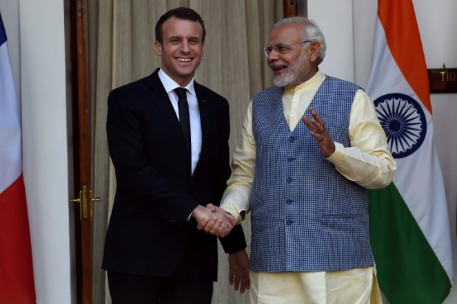 Le président Emmanuel Macron et le Premier ministre Narendra Modi (d), le 10 mars 2018 à New Delhi