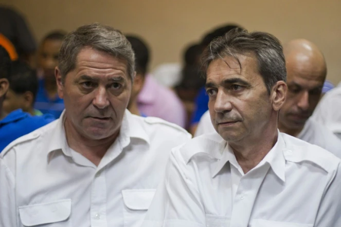 Jean-Pascal Furet (g) et Armand Victor Bruno Odos (d), les deux pilotes français condamnés en République dominicaine pour trafic de cocaïne, pris en photo le 4 février 2014, à Higuey (République dominicaine)