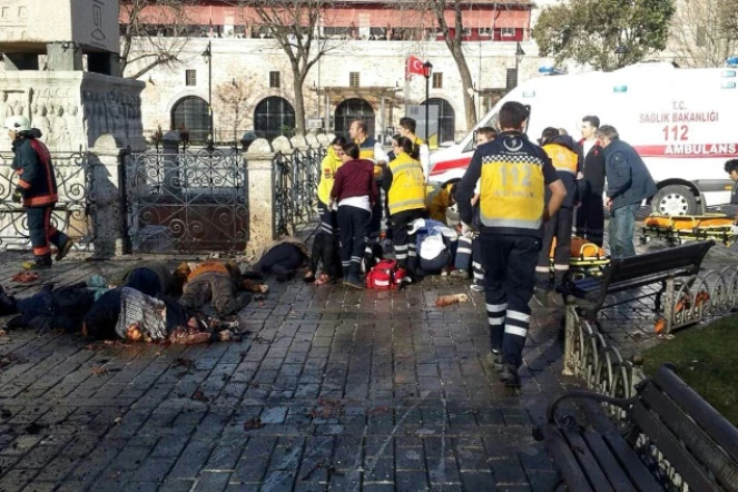 Les secours se pressent autour des victimes d'une violente explosion le 12 janvier 2016 à Istanbul