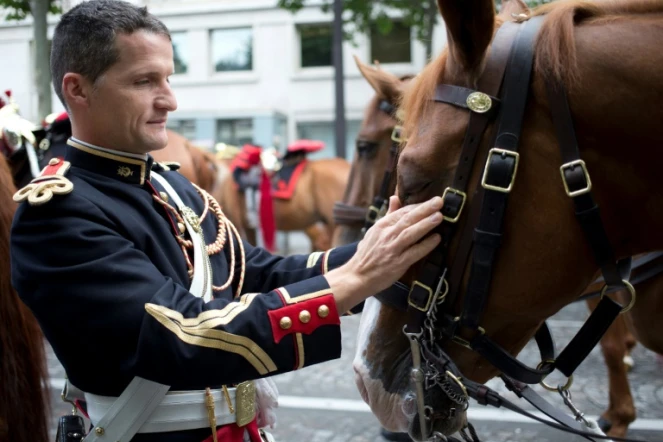 Un cavalier de la Garde républicaine prépare son cheval avant le défilé du 14 juillet 2014 sur les Champs-Elysées