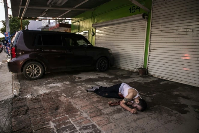 Un corps gît dans une rue de Culiacan, le 17 octobre 2019
